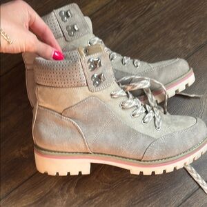 Stylish light tan Women's Boots